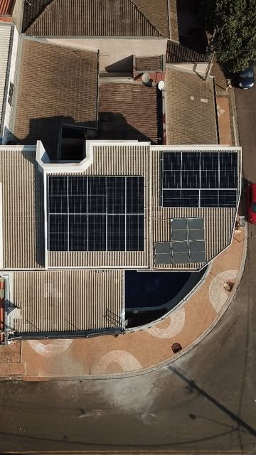 Telhado com sistema fotovoltaico instalado pela JJ Soluções